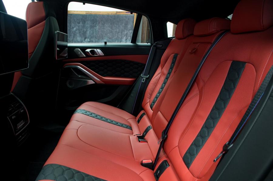 Интерьер BMW X6 M Competition (F96) 2020 года  (UAE) (фото 35 из 41)